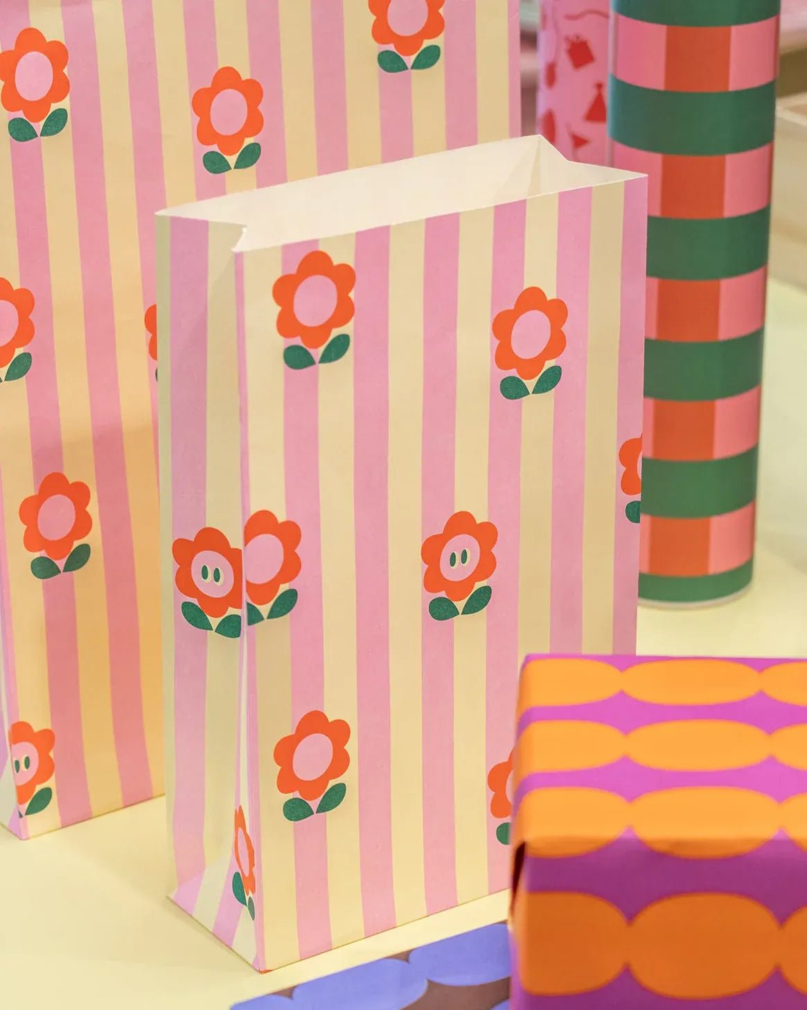 Kado Design - Geschenktüte mit Boden • Blumen/Streifen - Geschenkverpackung - ROSA ECK