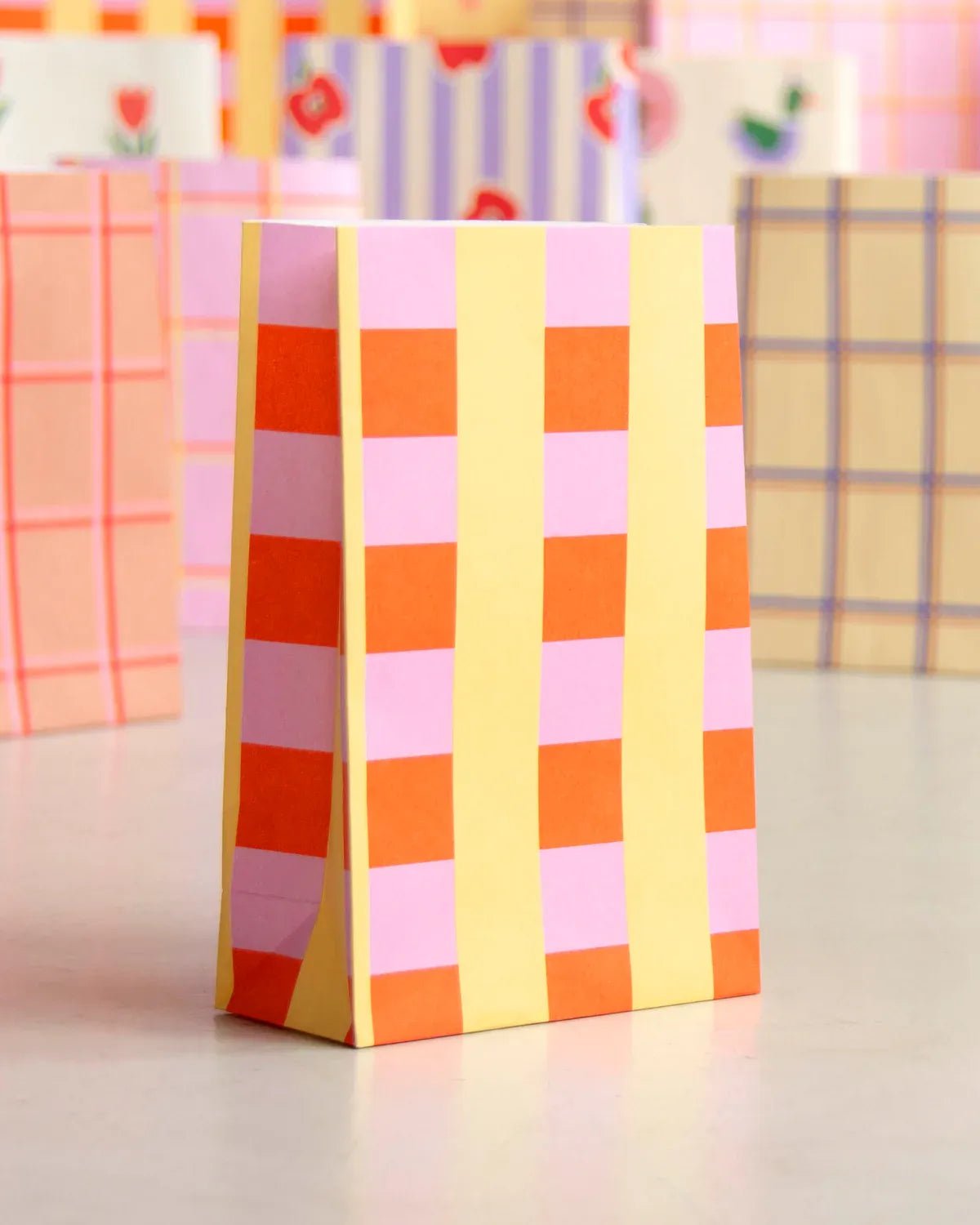 Kado Design - Geschenktüte mit Boden • Kariert Gelb/Orange/Rosa - ROSA ECK