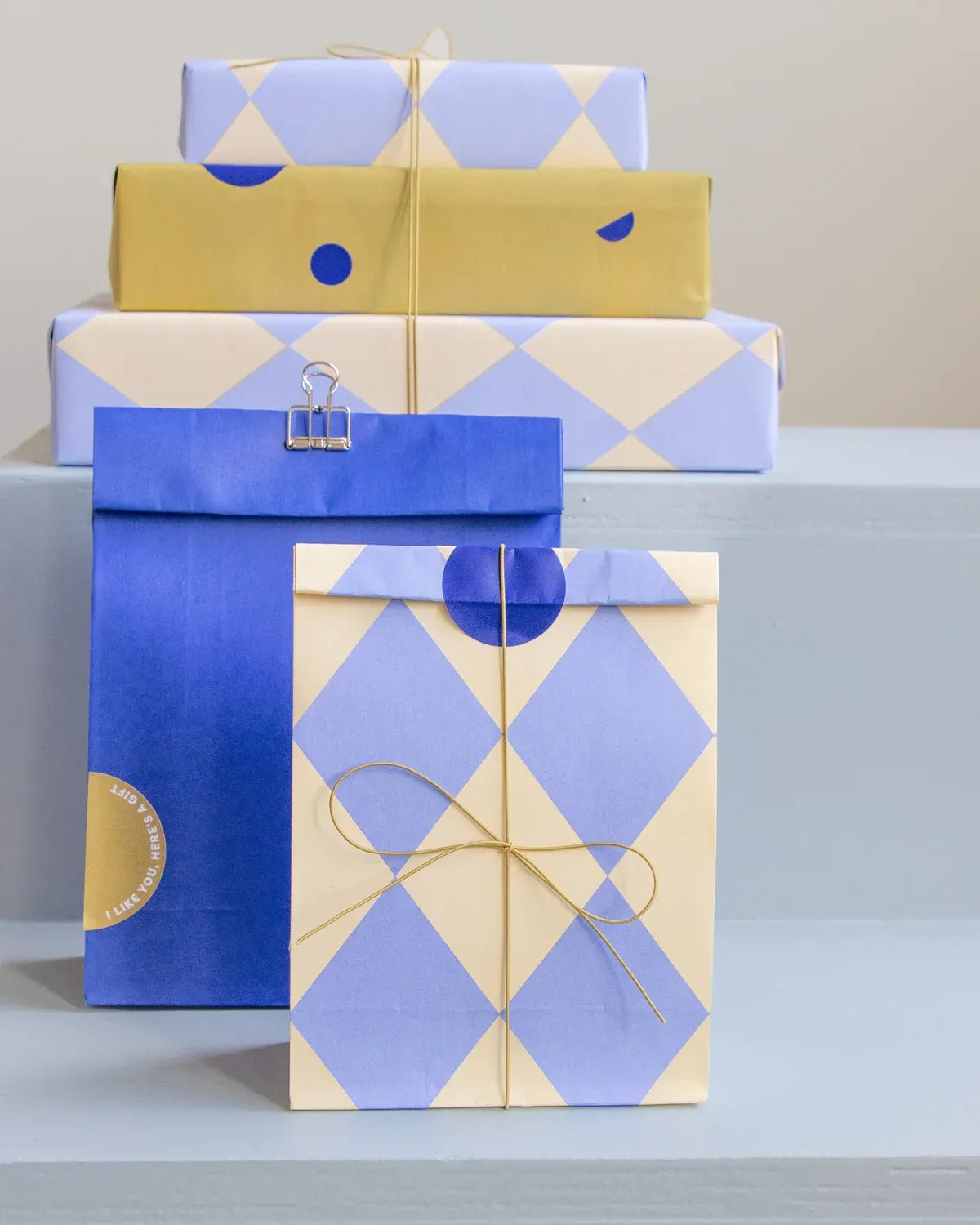 Kado Design - Geschenktüte mit Boden • Kariert Hellblau/Gelb - Geschenkverpackung - ROSA ECK
