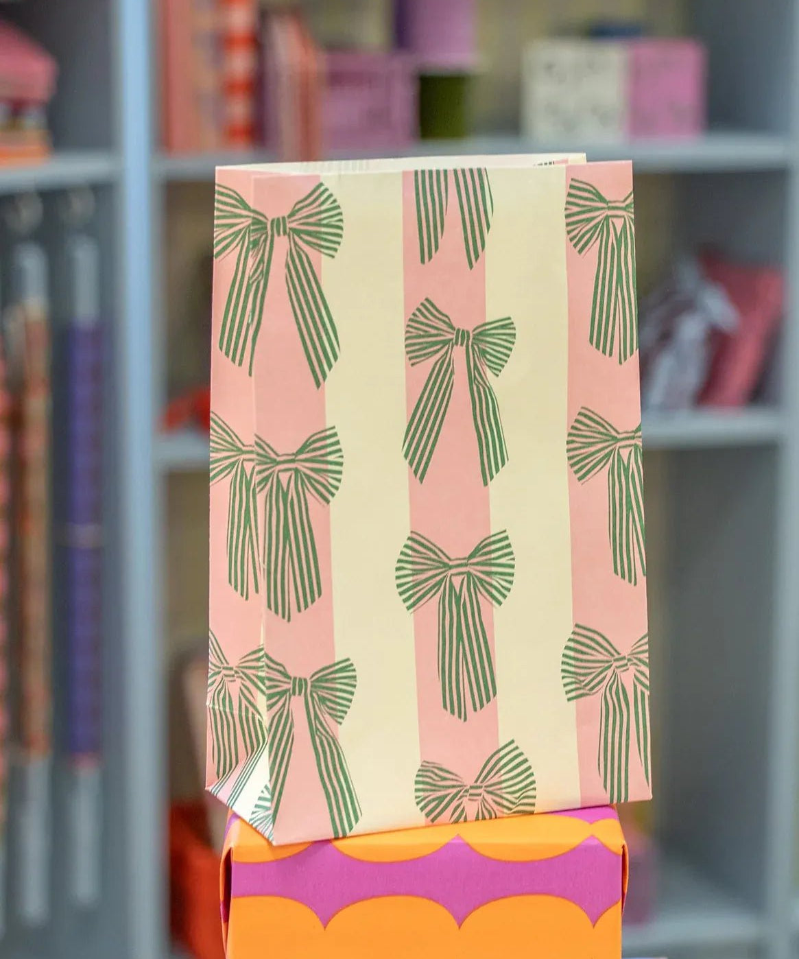 Kado Design - Geschenktüte mit Boden • Schleifen/Streifen Grün/Rosa - Geschenkverpackung - ROSA ECK