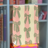 Kado Design - Geschenktüte mit Boden • Schleifen/Streifen Grün/Rosa - Geschenkverpackung - ROSA ECK