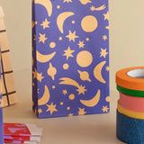 Kado Design - Geschenktüte mit Boden • Sonne, Mond & Sterne - Geschenkverpackung - ROSA ECK