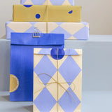 Kado Design - Geschenktüte mit Boden • Streifen Rot/Blau/Rosa - Geschenkverpackung - ROSA ECK