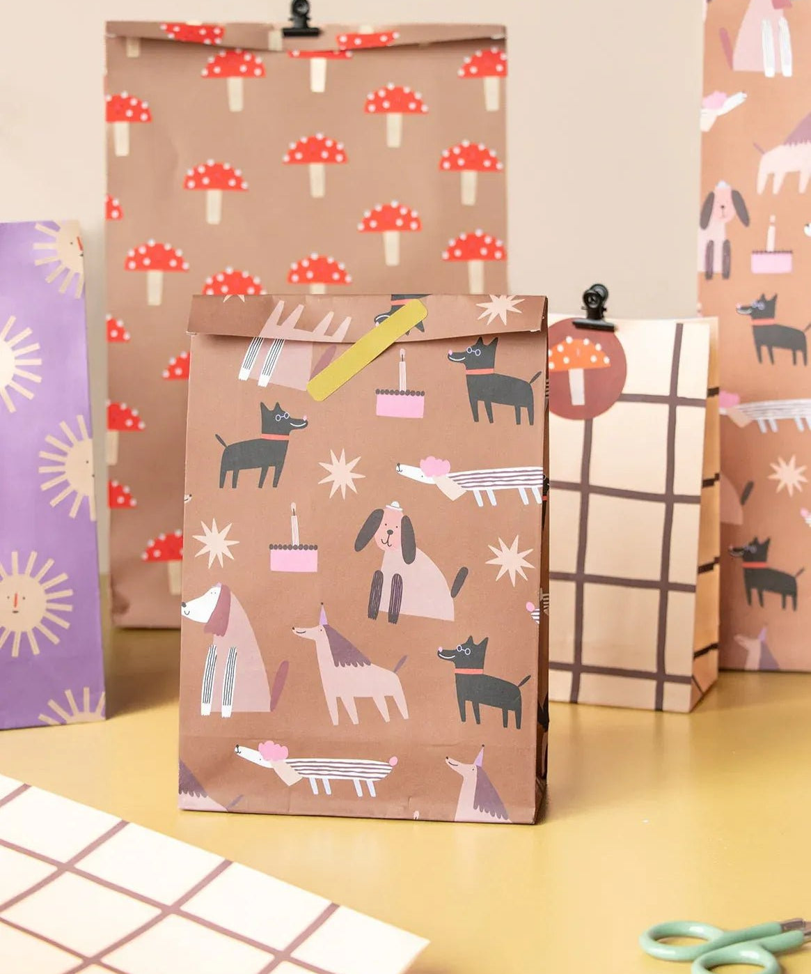 Kado Design - Geschenktüte mit Boden • Streifen Rot/Rosa - Geschenkverpackung - ROSA ECK