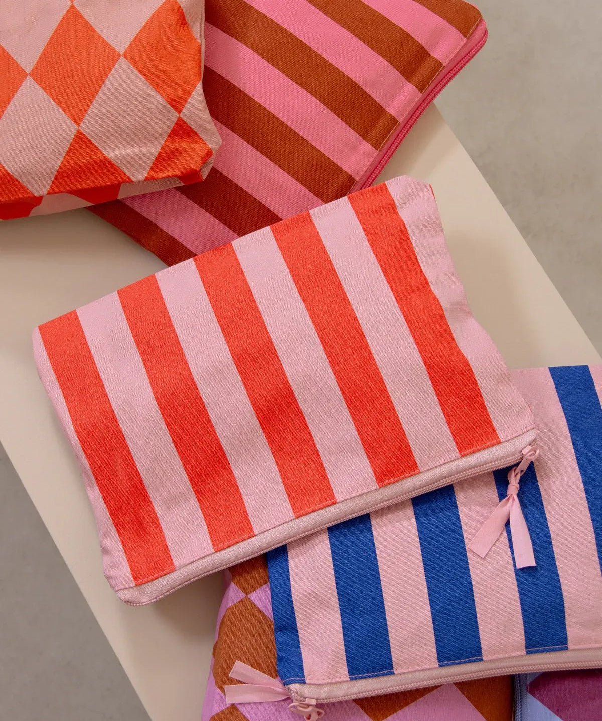 Kado Design - Kosmetiktasche aus Baumwolle • Rosa/Rot gestreift - ROSA ECK