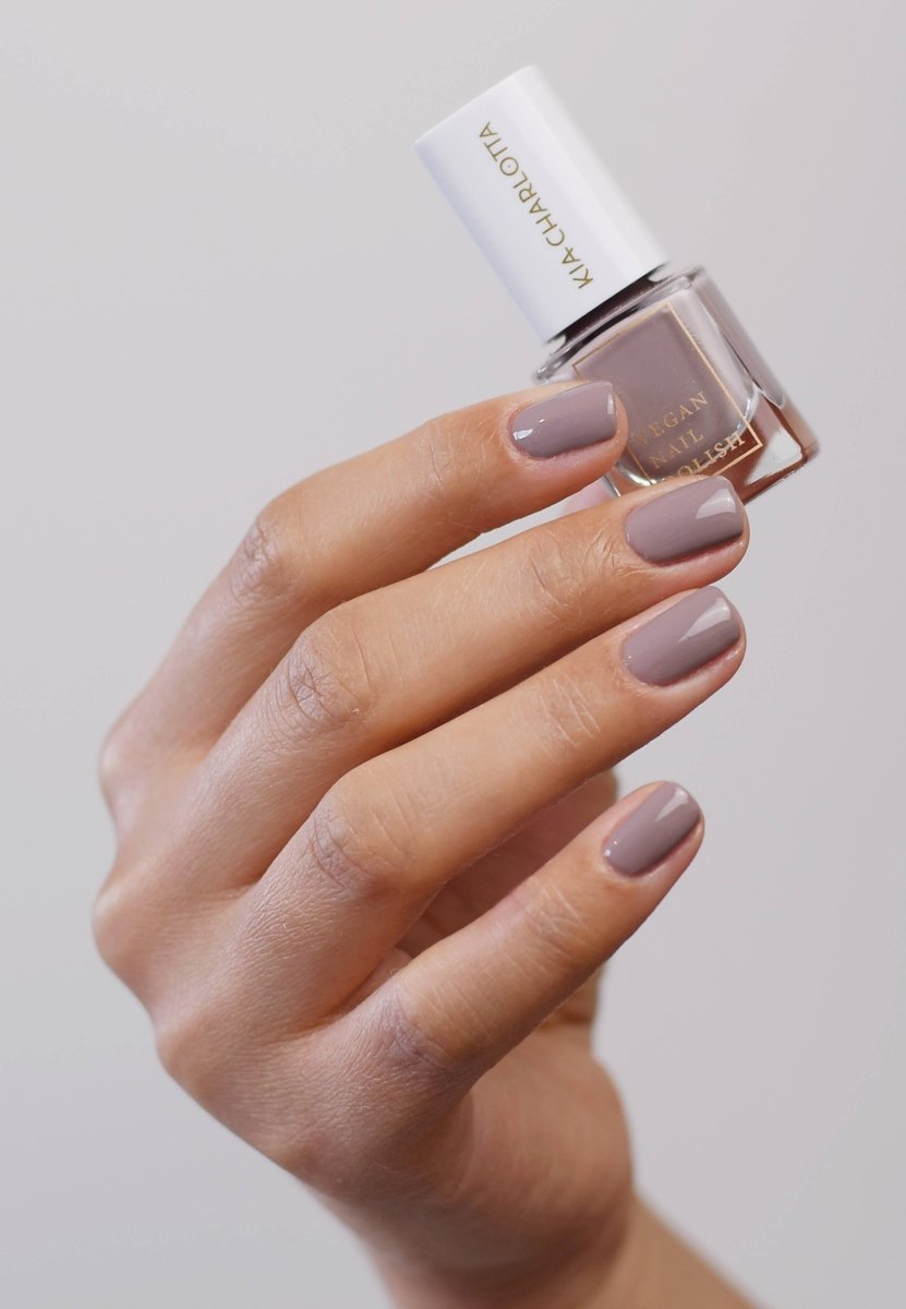 Kia - Charlotta - COURAGEOUS Nagellack – Tauben - Lila - Nagellack - ROSA ECK Concept Store