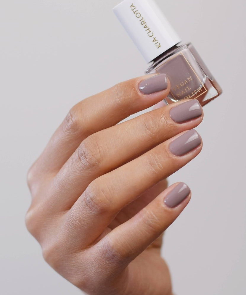 Kia - Charlotta - COURAGEOUS Nagellack – Tauben - Lila - Nagellack - ROSA ECK Concept Store