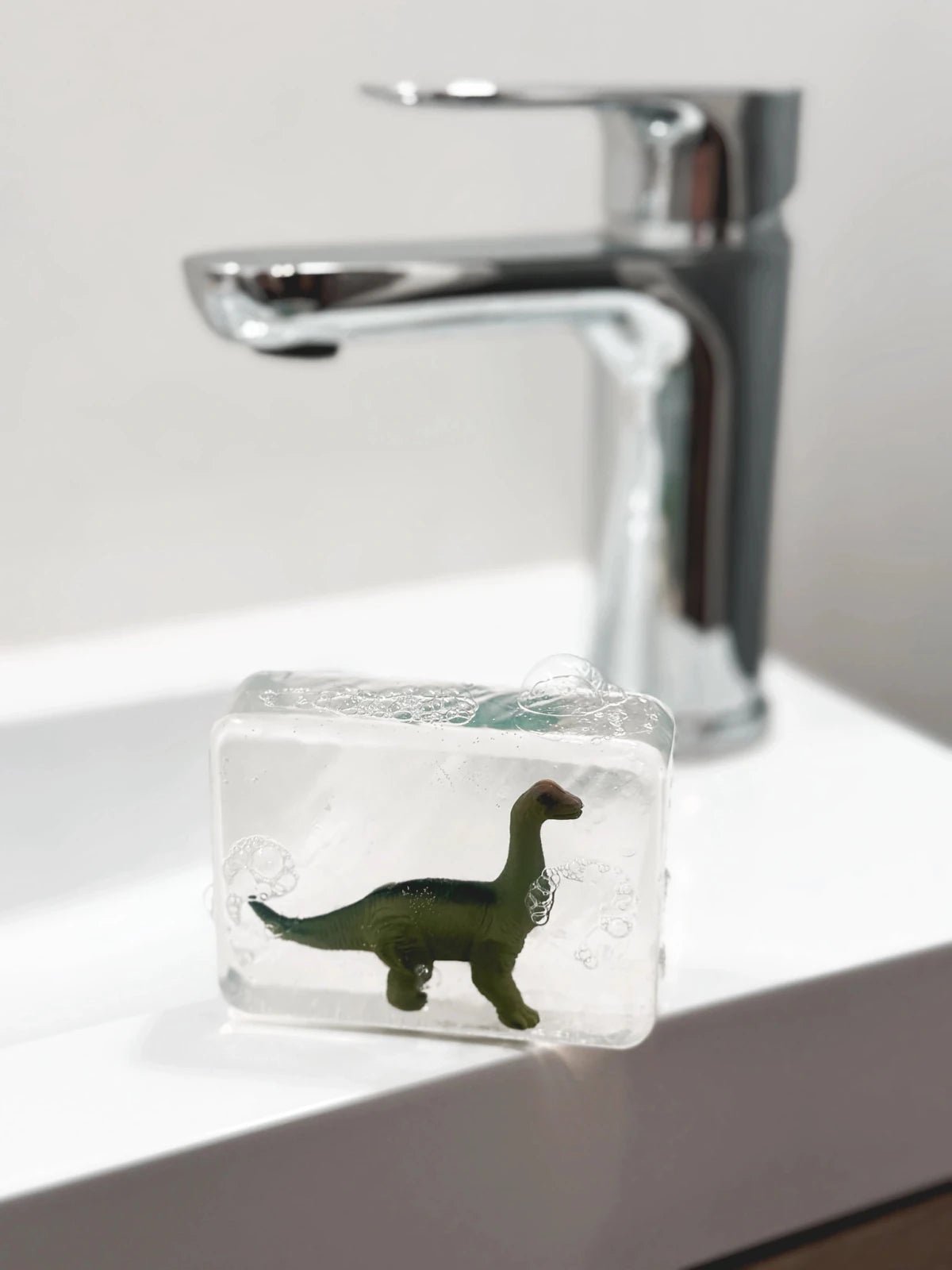 Ludi Soap - Seife mit Figur • Diplodocus - ROSA ECK