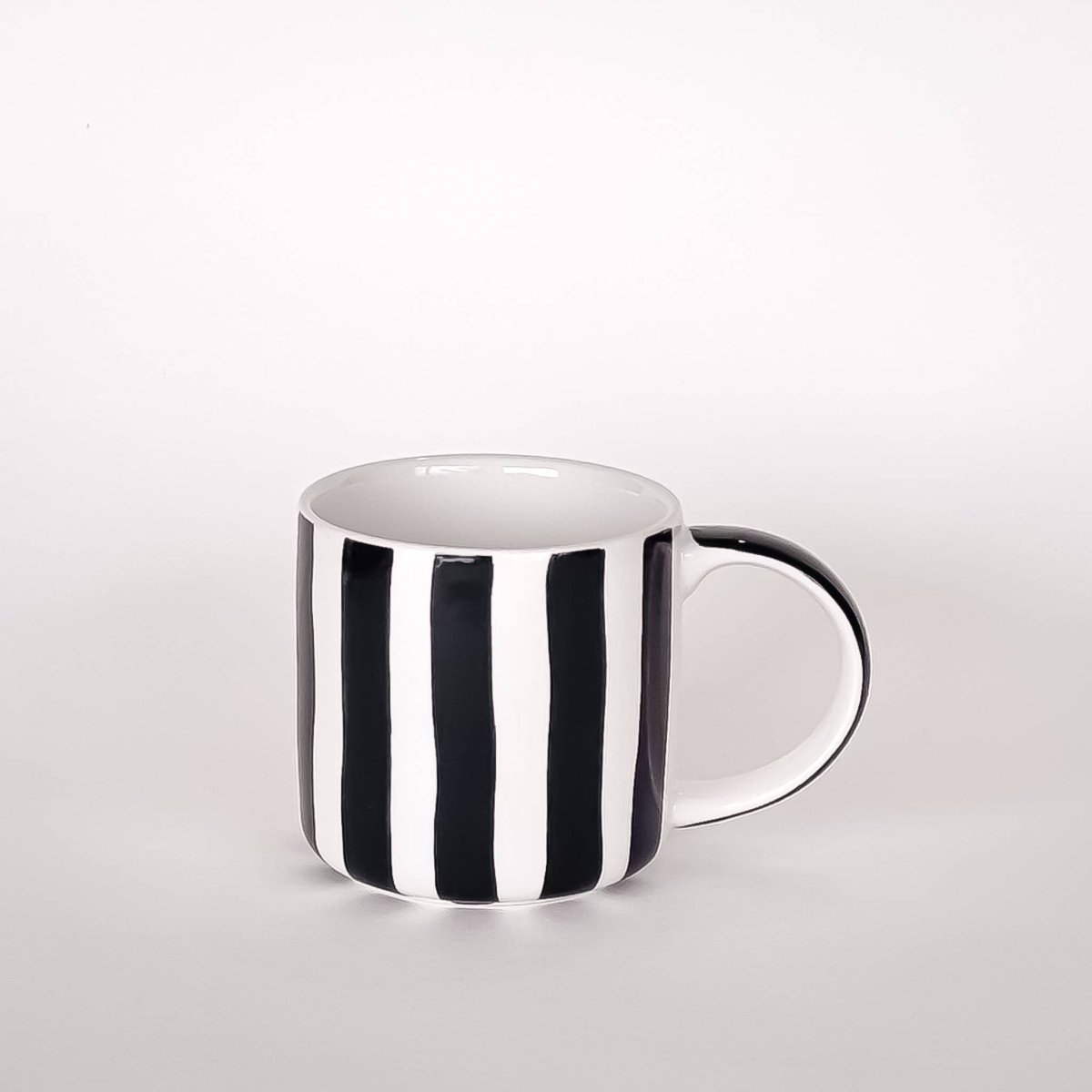 Magazin Minori - STRIPES Tasse mit Streifen • vulcano black - Kaffee - und Teetasse - ROSA ECK Concept Store
