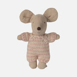 Maileg - Babymaus in Tragetasche • Rose - Spielzeug - ROSA ECK