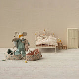 Maileg - Babymaus in Tragetasche • Rose - Spielzeug - ROSA ECK