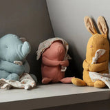 Maileg - LULLABY FRIENDS Mini Schwein Kuscheltier • Rose - ROSA ECK