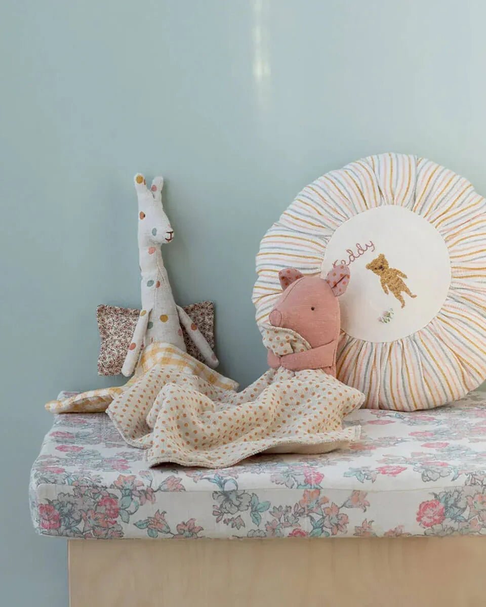 Maileg - LULLABY FRIENDS Mini Schwein Kuscheltier • Rose - ROSA ECK