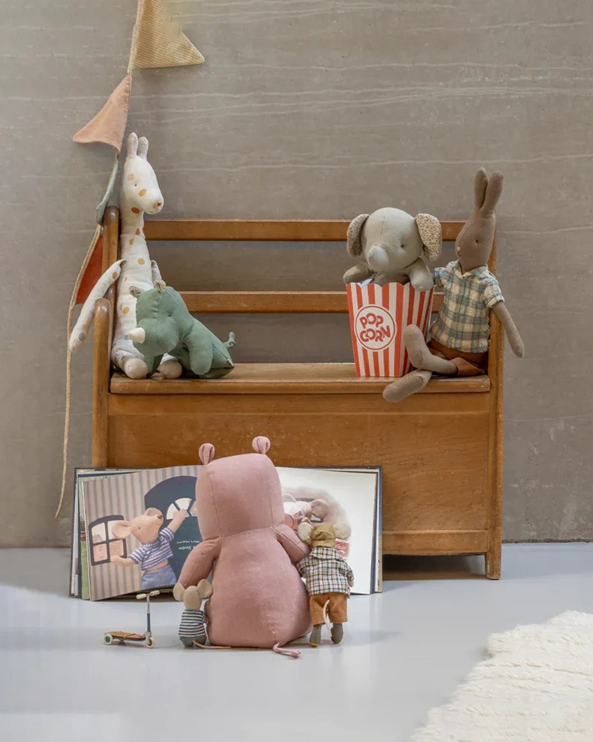 Maileg - SAFARI FRIENDS Kleines Nashorn Kuscheltier • Salbei - ROSA ECK