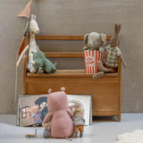 Maileg - SAFARI FRIENDS Kleines Nashorn Kuscheltier • Salbei - ROSA ECK