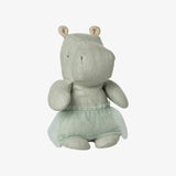 Maileg - SAFARI FRIENDS Kuscheltier (Small) • Nilpferd mit Rock Minze - ROSA ECK