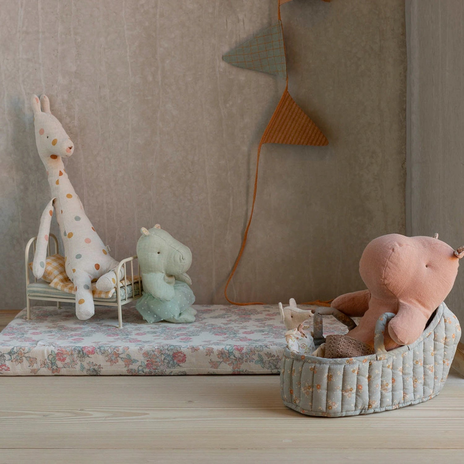 Maileg - SAFARI FRIENDS Kuscheltier (Small) • Nilpferd mit Rock Minze - ROSA ECK