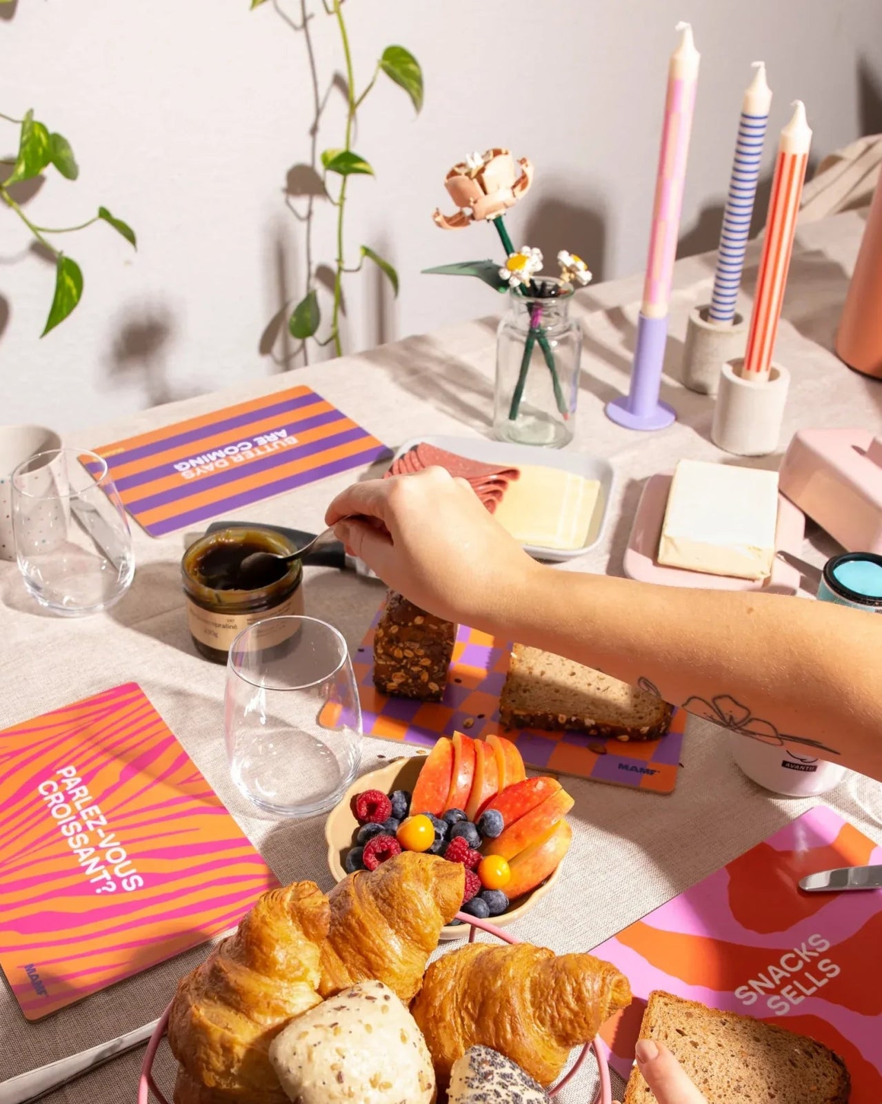 MAMF - YVES SAINT CROISSANT Frühstücksbrettchen - Tablett - ROSA ECK