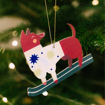 milin - Weihnachtsanhänger aus Holz • Dog on Skis - ROSA ECK