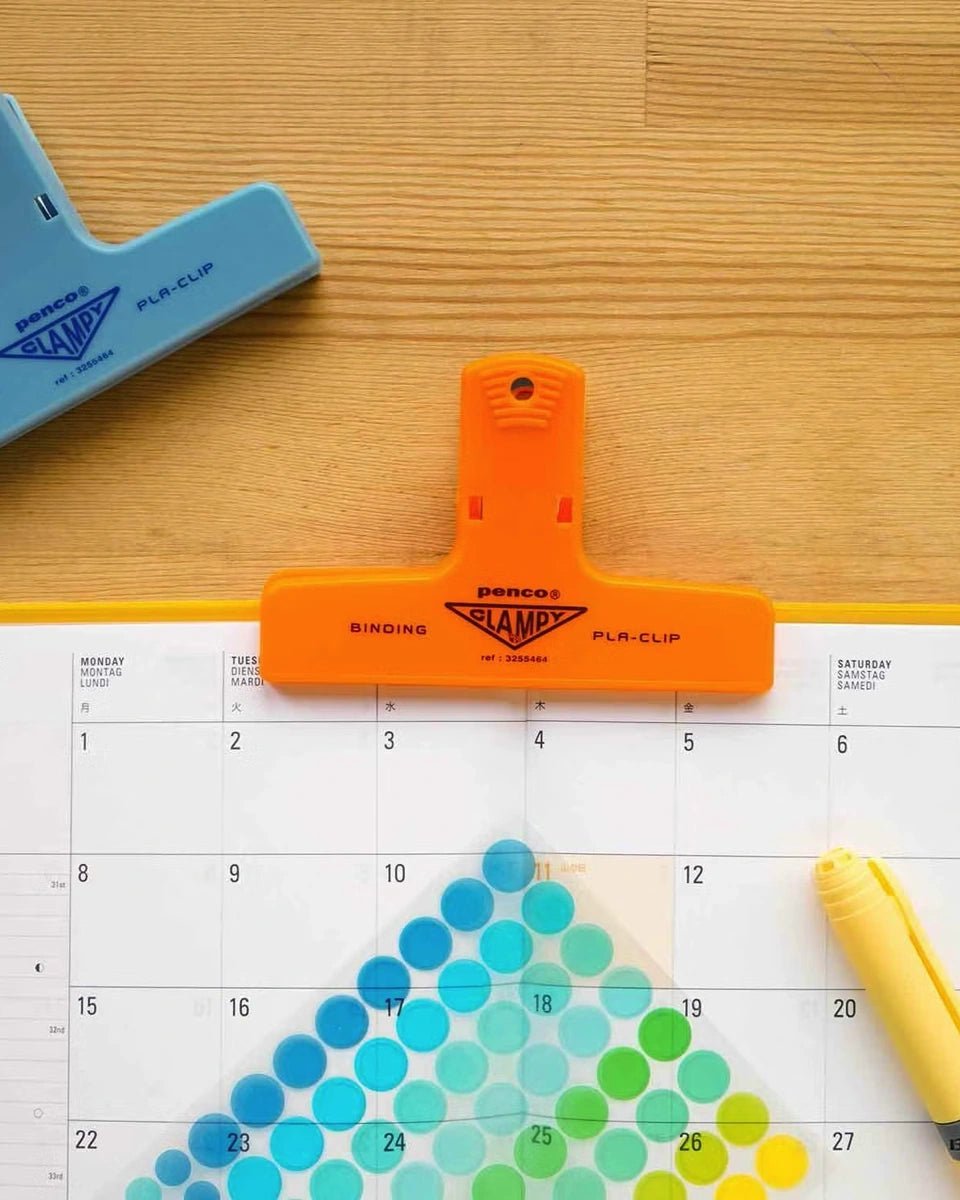 Penco - CLAMPY Große Papierklammer • Clear Red - ROSA ECK