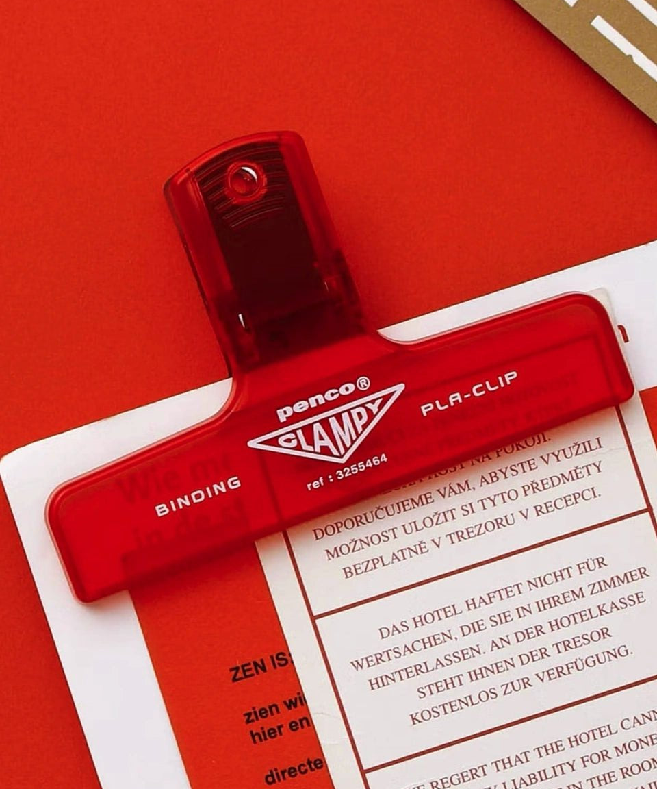 Penco - CLAMPY Große Papierklammer • Clear Red - ROSA ECK
