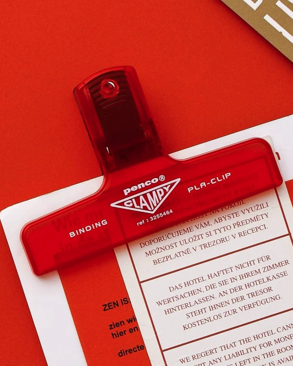Penco - CLAMPY Große Papierklammer • Clear Red - ROSA ECK