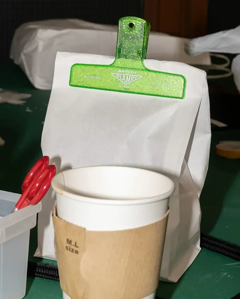 Penco - CLAMPY Große Papierklammer • Glitter Purple - ROSA ECK