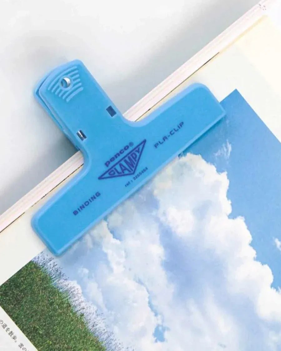 Penco - CLAMPY Große Papierklammer • Light Blue - ROSA ECK