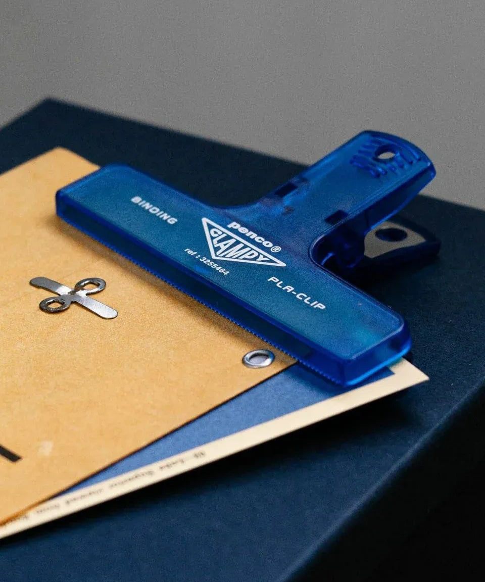 Penco - CLAMPY Große Papierklammer • Light Blue - ROSA ECK