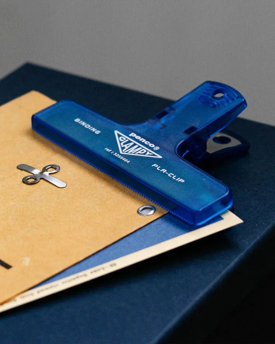 Penco - CLAMPY Große Papierklammer • Light Blue - ROSA ECK