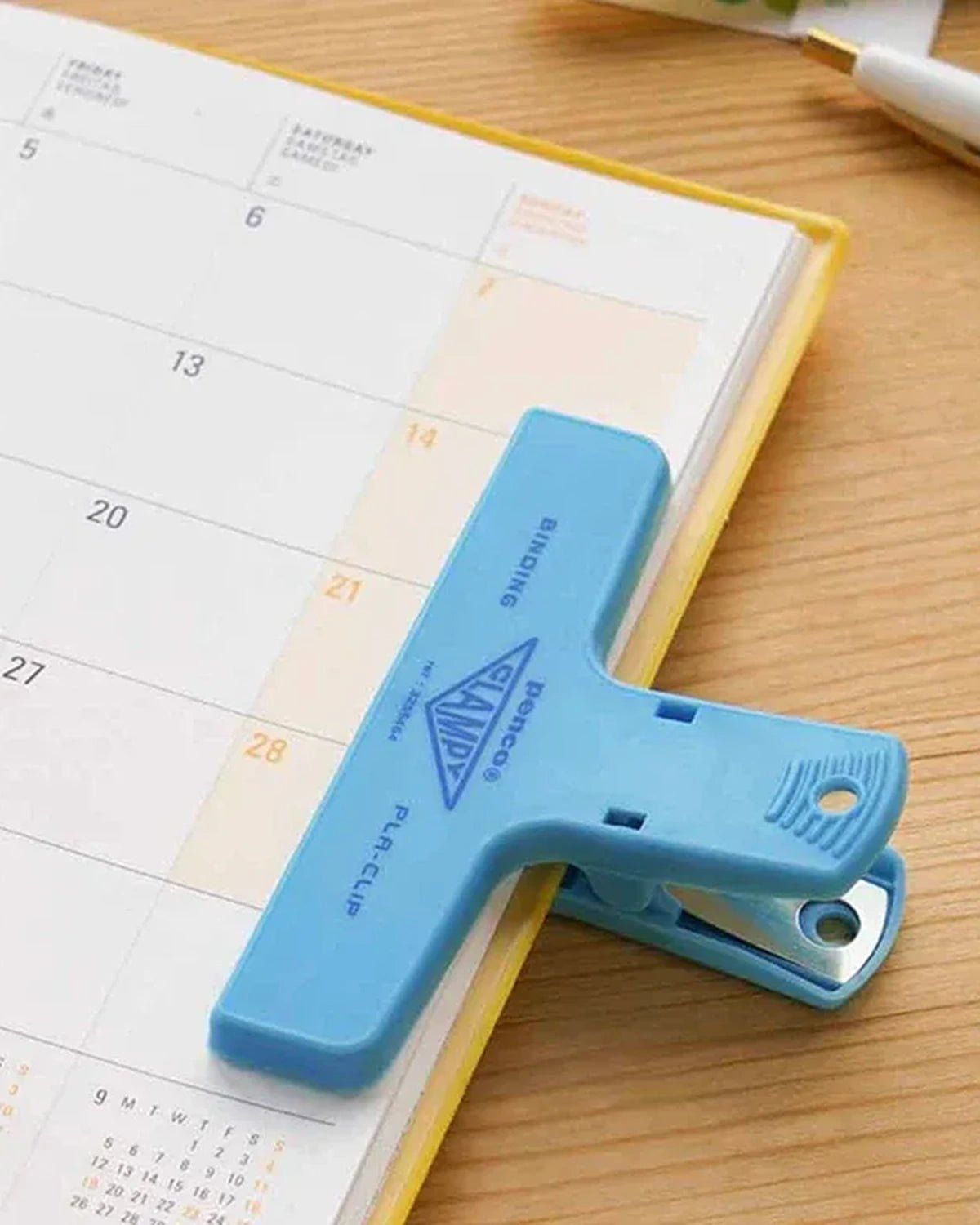 Penco - CLAMPY Große Papierklammer • Light Blue - ROSA ECK