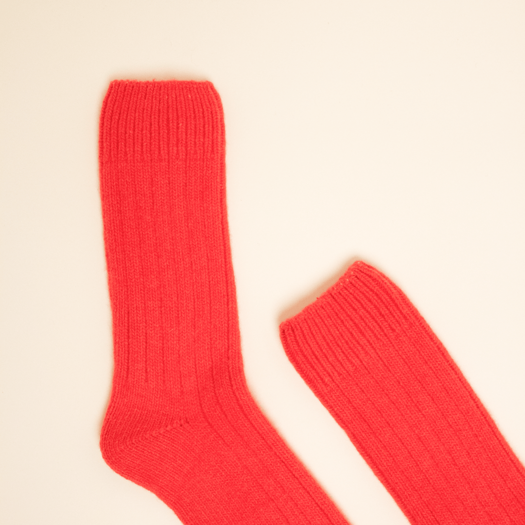 popeia - Stricksocken aus Wolle | Rot - ROSA ECK