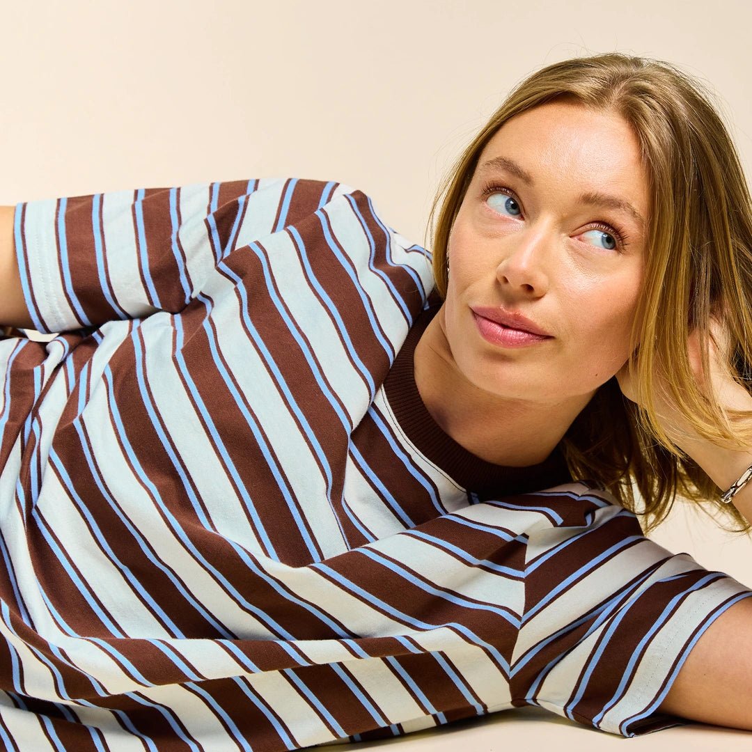 Gestreiftes T-Shirt in Braun und Hellblau – Ansicht 3