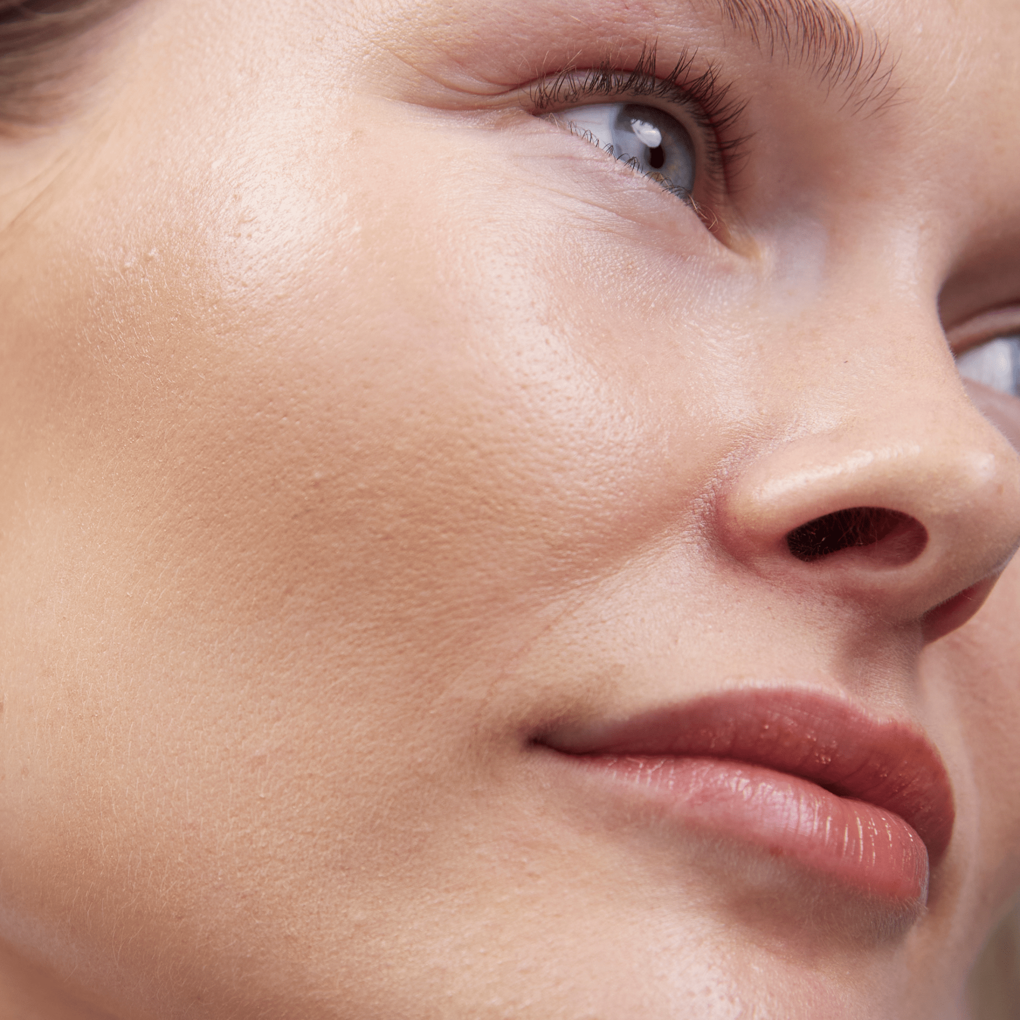 Bronzing Balm Cool Sand am Model