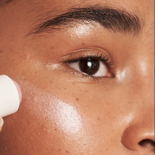 Highlighter Balm Baby Glow am Model