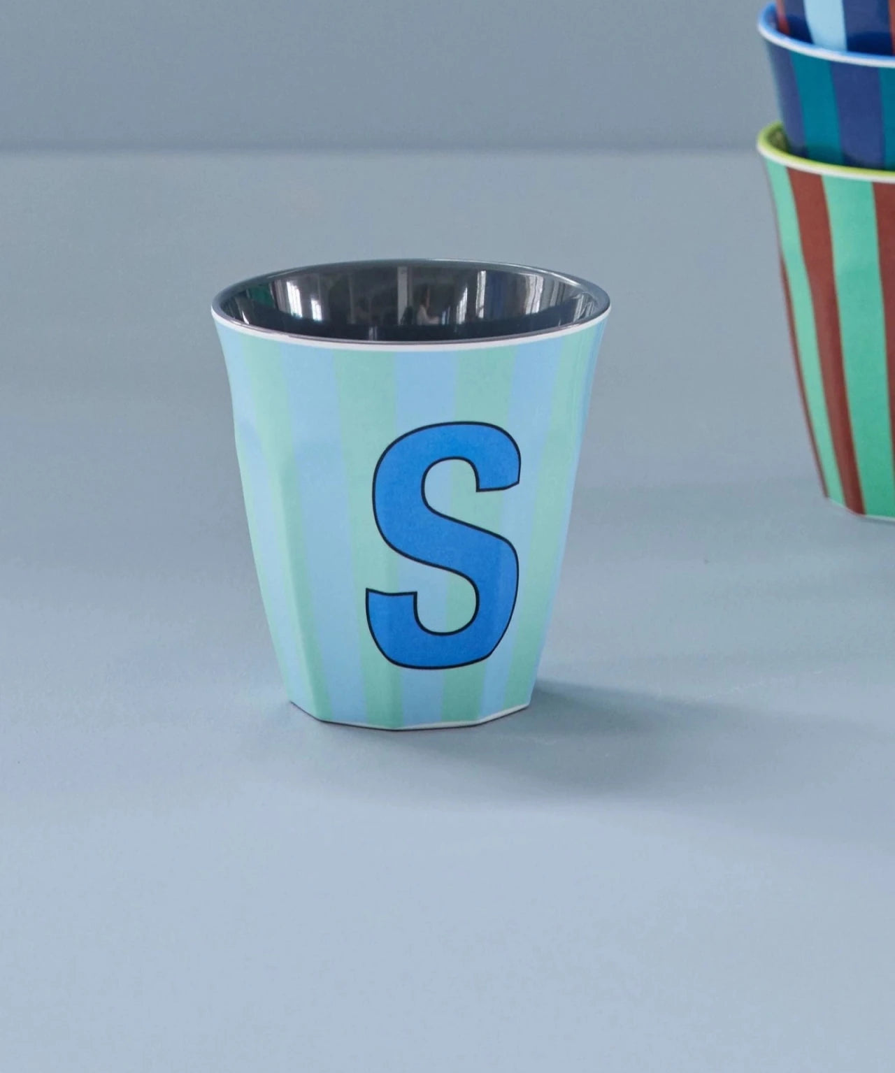 rice Buchstabenbecher (250 ml) – S Stripes, Blau