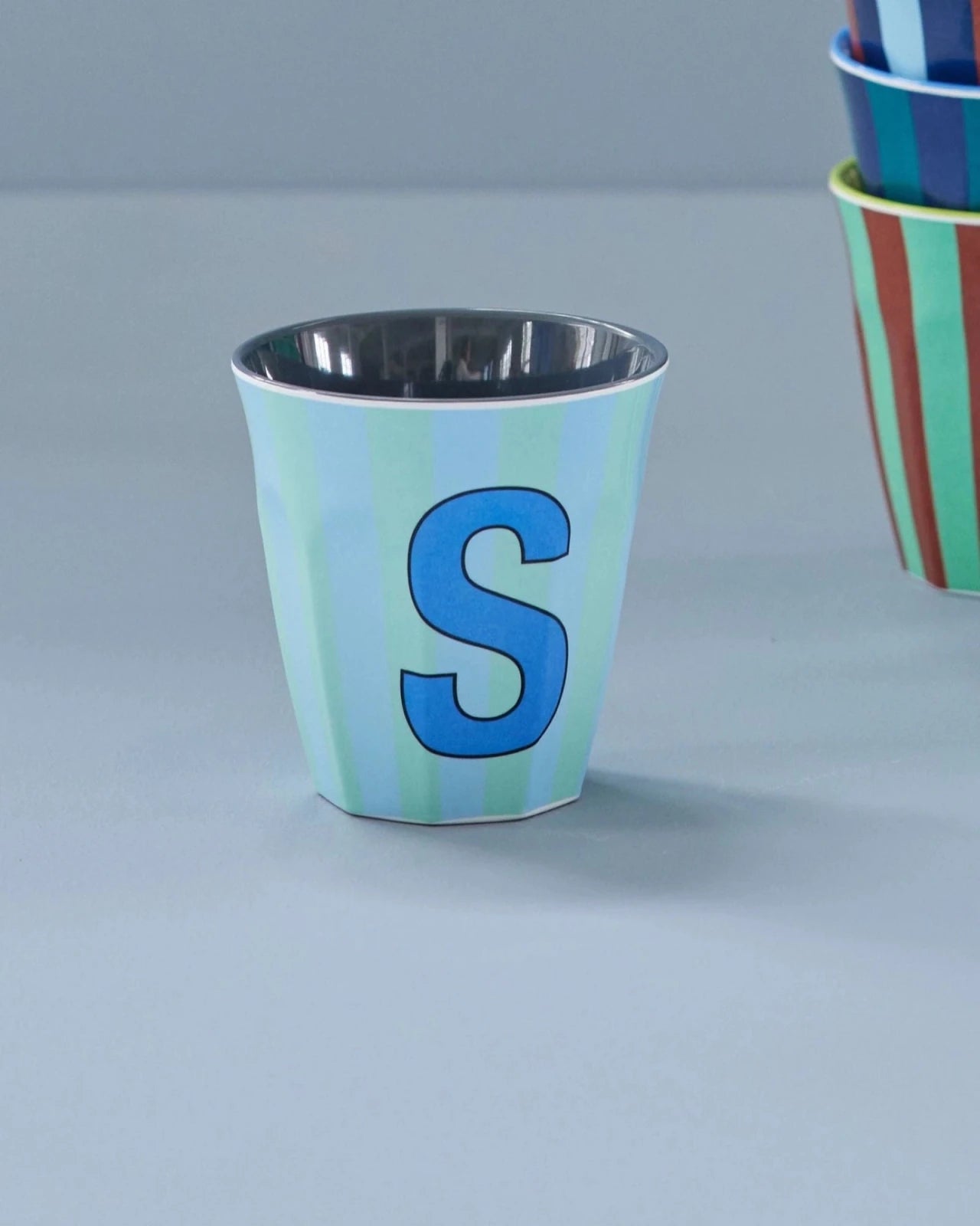 rice Buchstabenbecher (250 ml) – S Stripes, Blau