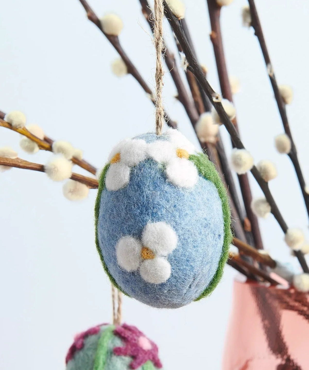 Rico Design - Filz Ei Aufhänger • Apfelblüte Blau - ROSA ECK