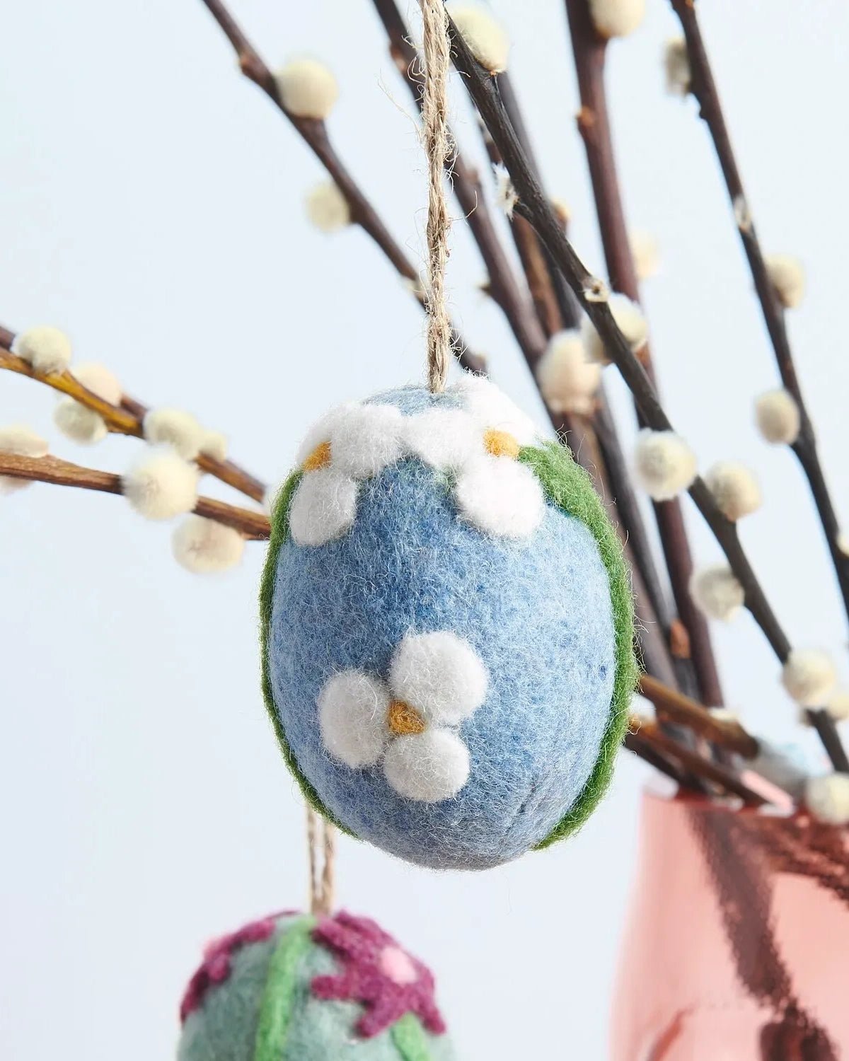 Rico Design - Filz Ei Aufhänger • Apfelblüte Blau - ROSA ECK