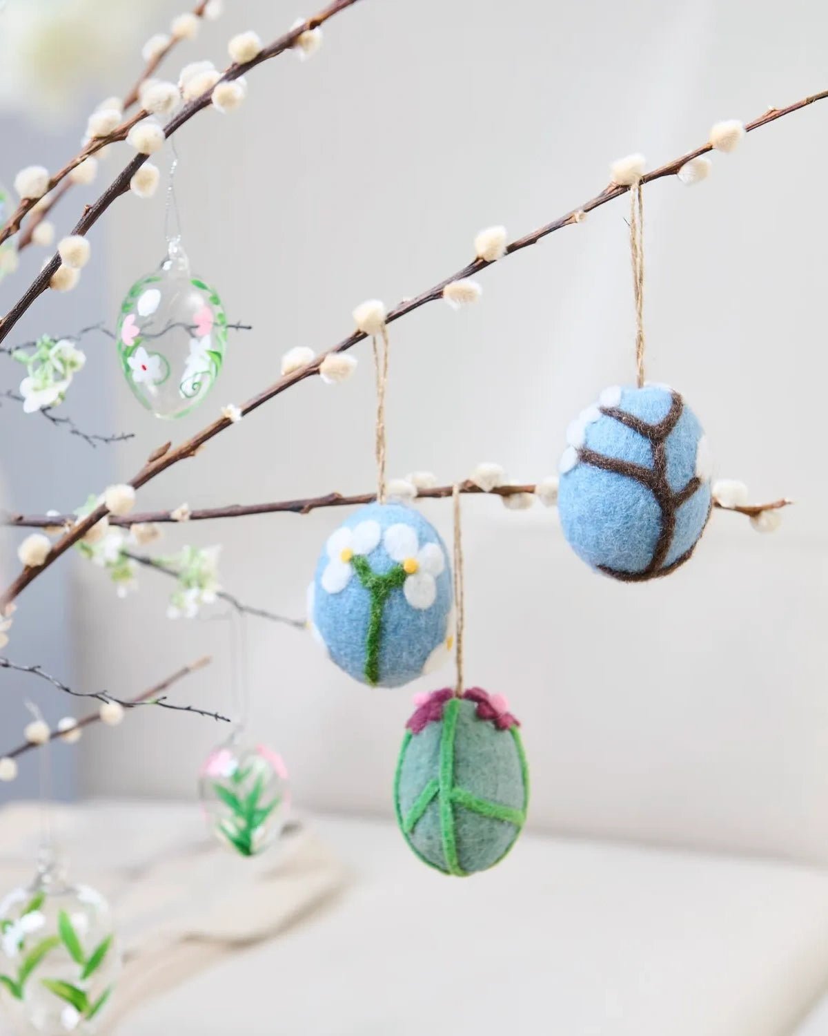 Rico Design - Filz Ei Aufhänger • Apfelblüte Blau - ROSA ECK