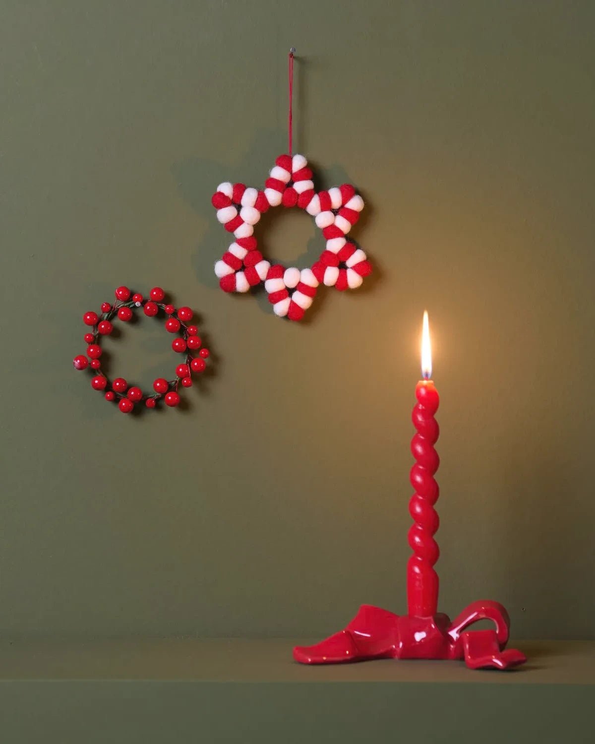 Rico Design - Keramik Kerzenhalter Schleife • Rot - Kerzenständer - ROSA ECK