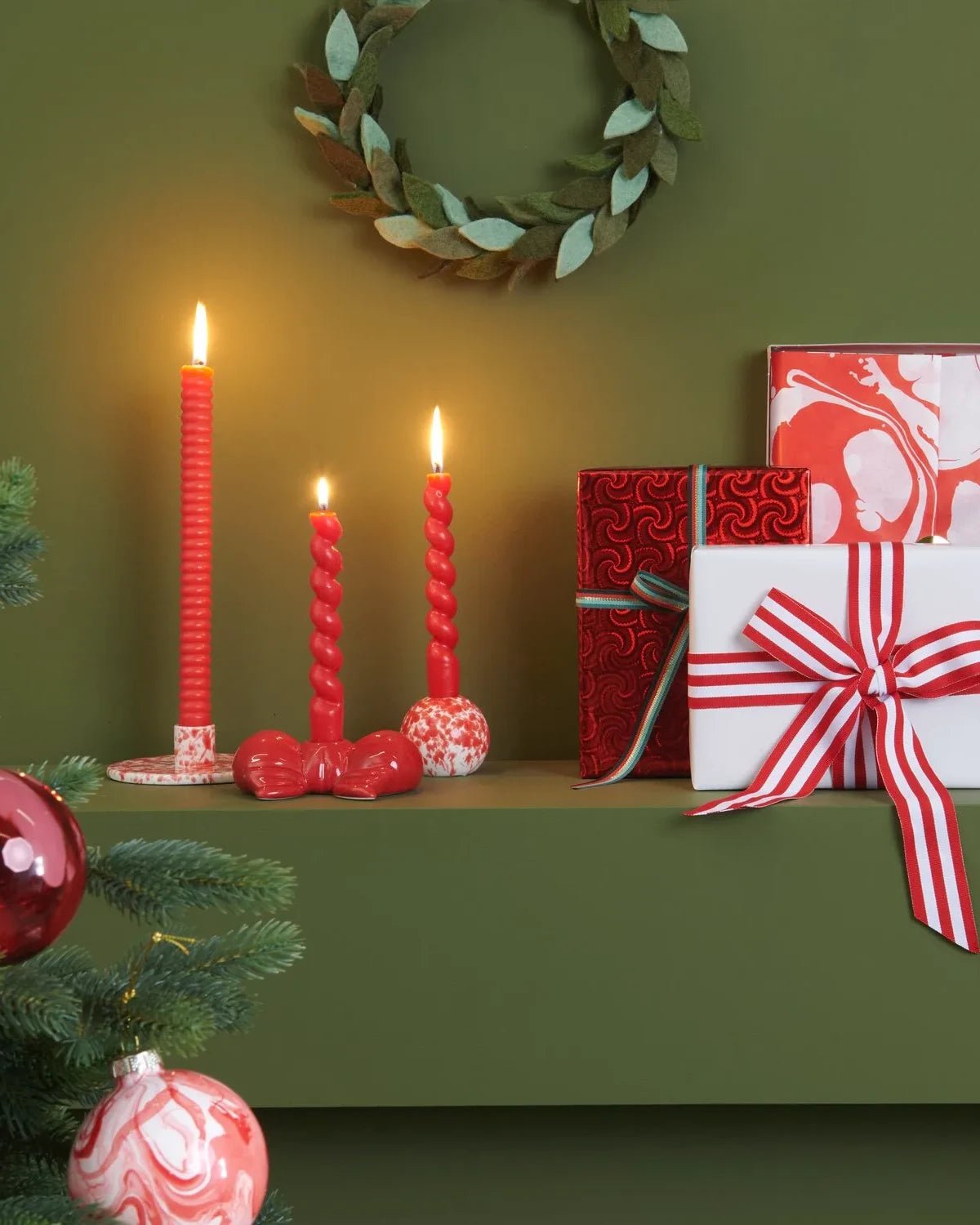 Rico Design - Porzellan Kerzenhalter Kugel • Rot - Weiß Marmoriert - Kerzenständer - ROSA ECK