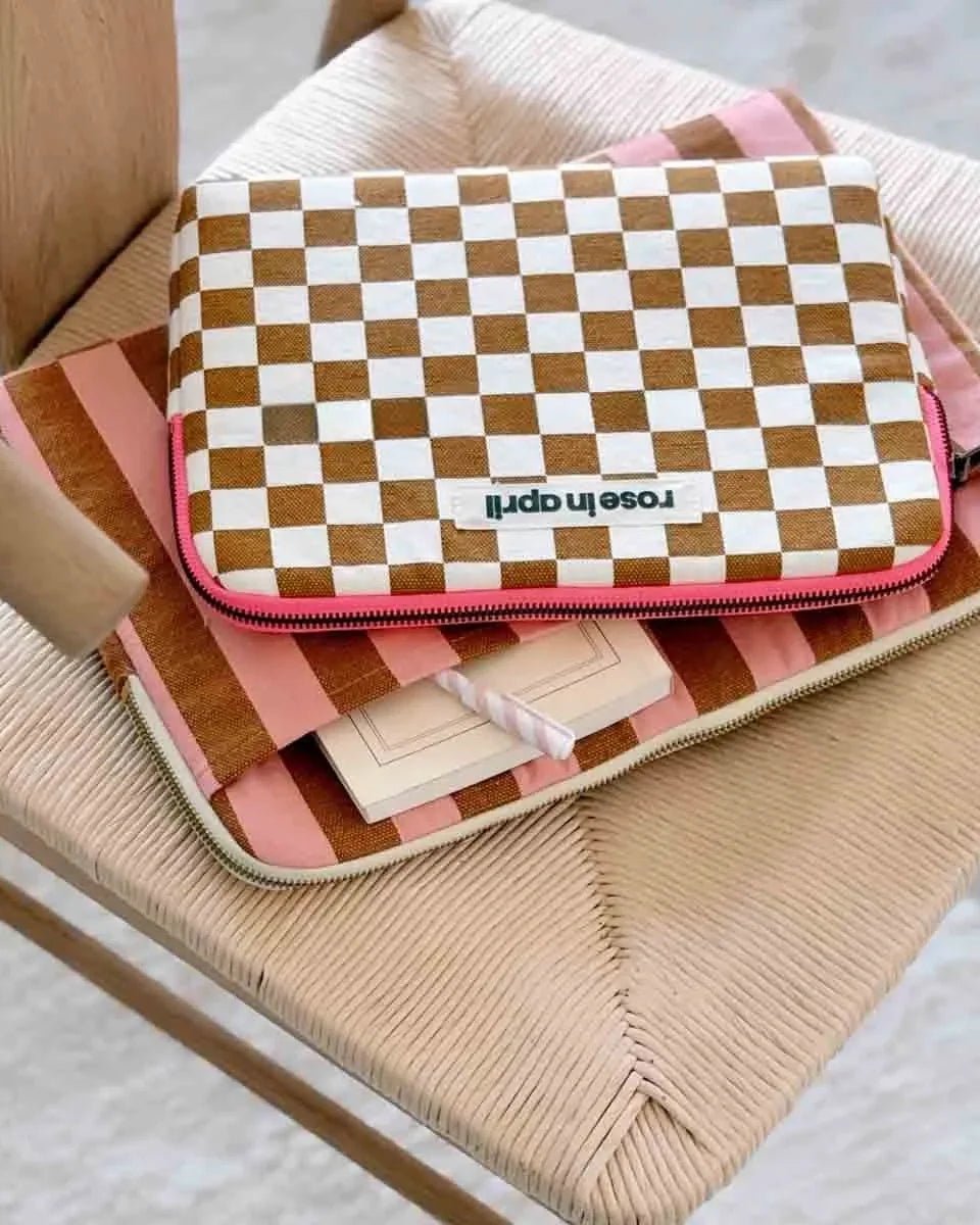 Rose in April - ANOUK iPad - Hülle • Checks Caramel - ROSA ECK