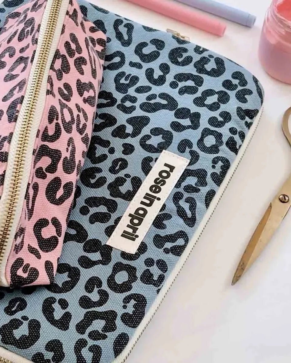 Rose in April - ANOUK iPad - Hülle • Graou Blue Sky - ROSA ECK