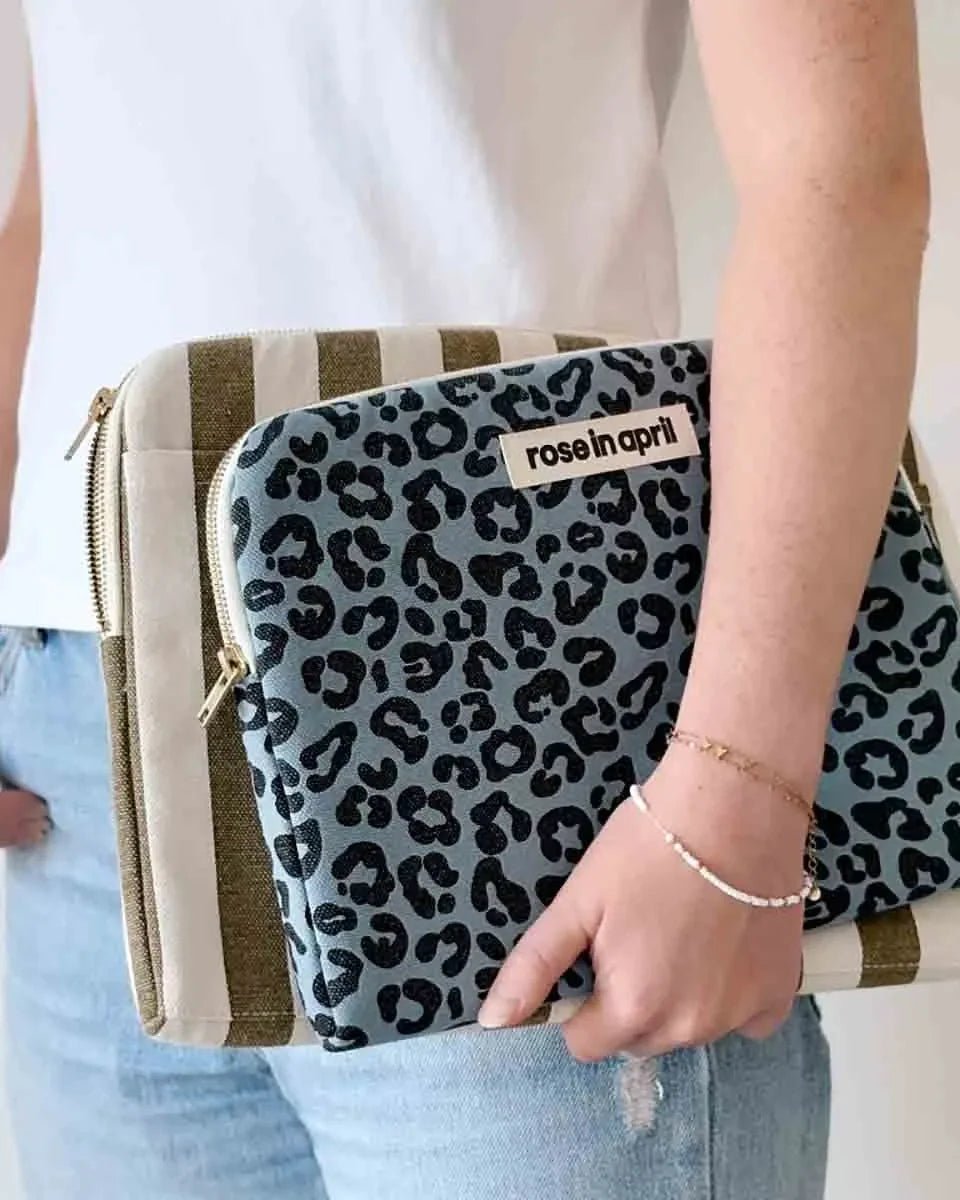 Rose in April - ANOUK iPad - Hülle • Graou Blue Sky - ROSA ECK