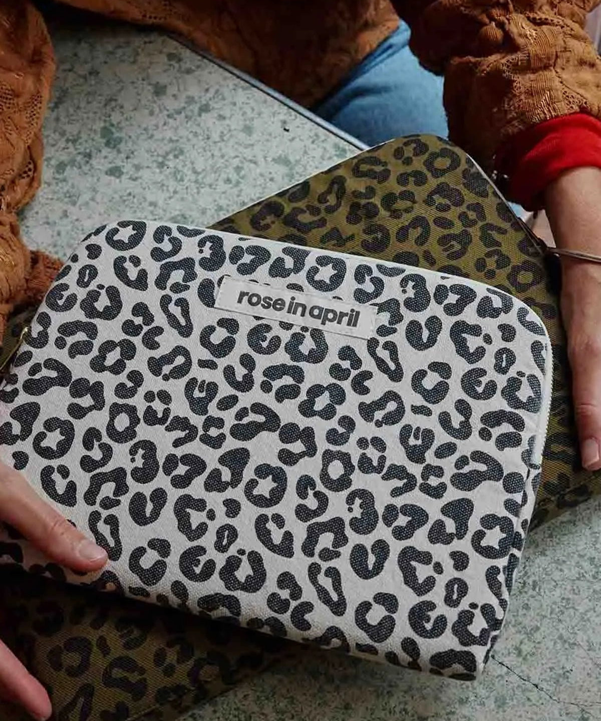 Rose in April - ANOUK iPad - Hülle • Graou Greige - iPad - Hülle - ROSA ECK