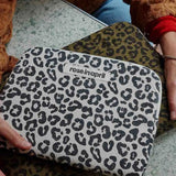 Rose in April - ANOUK iPad - Hülle • Graou Greige - iPad - Hülle - ROSA ECK