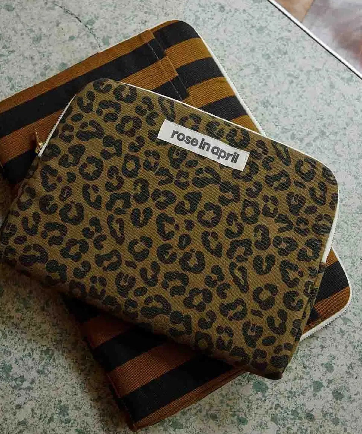 Rose in April - ANOUK iPad - Hülle • Graou Olive - iPad - Hülle - ROSA ECK