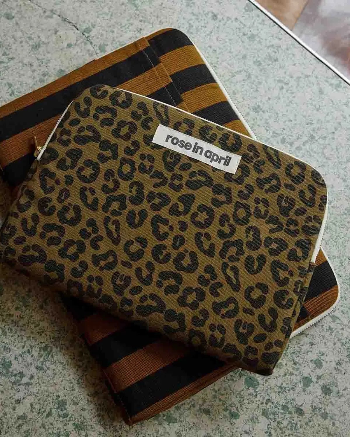 Rose in April - ANOUK iPad - Hülle • Graou Olive - iPad - Hülle - ROSA ECK