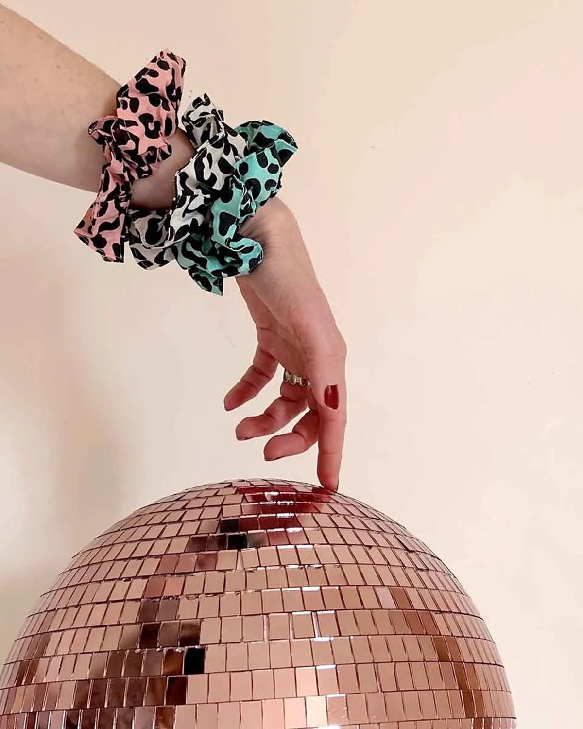 Rose in April - CHOUCHOU Haargummi • Leopard Weiß - Haargummi - ROSA ECK